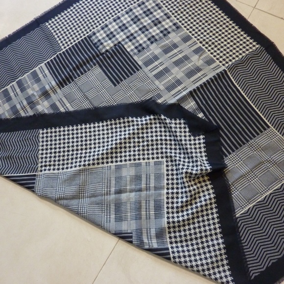 WOMENS Vintage 45" x 45" Thin Wool Shawl is a Lightweight Oversized Square Scarf - Picture 2 of 6